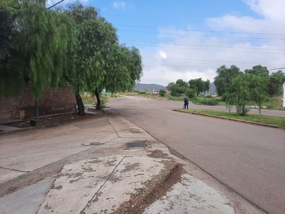 Una nena jugaba en la vereda, quedó en medio de un tiroteo y terminó baleada