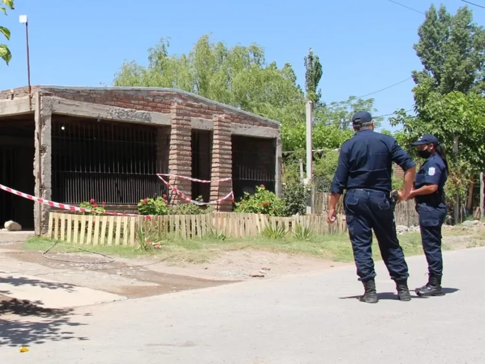 Murió con una herida en el pecho y sospechan de la mujer que lo llevó a pedir auxilio