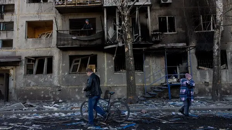 Rusia y Ucrania se golpearon mutuamente con fuertes ataques de misiles durante la noche, mientras una renovada incertidumbre rodeaba el esfuerzo de paz liderado por Estados Unidos.