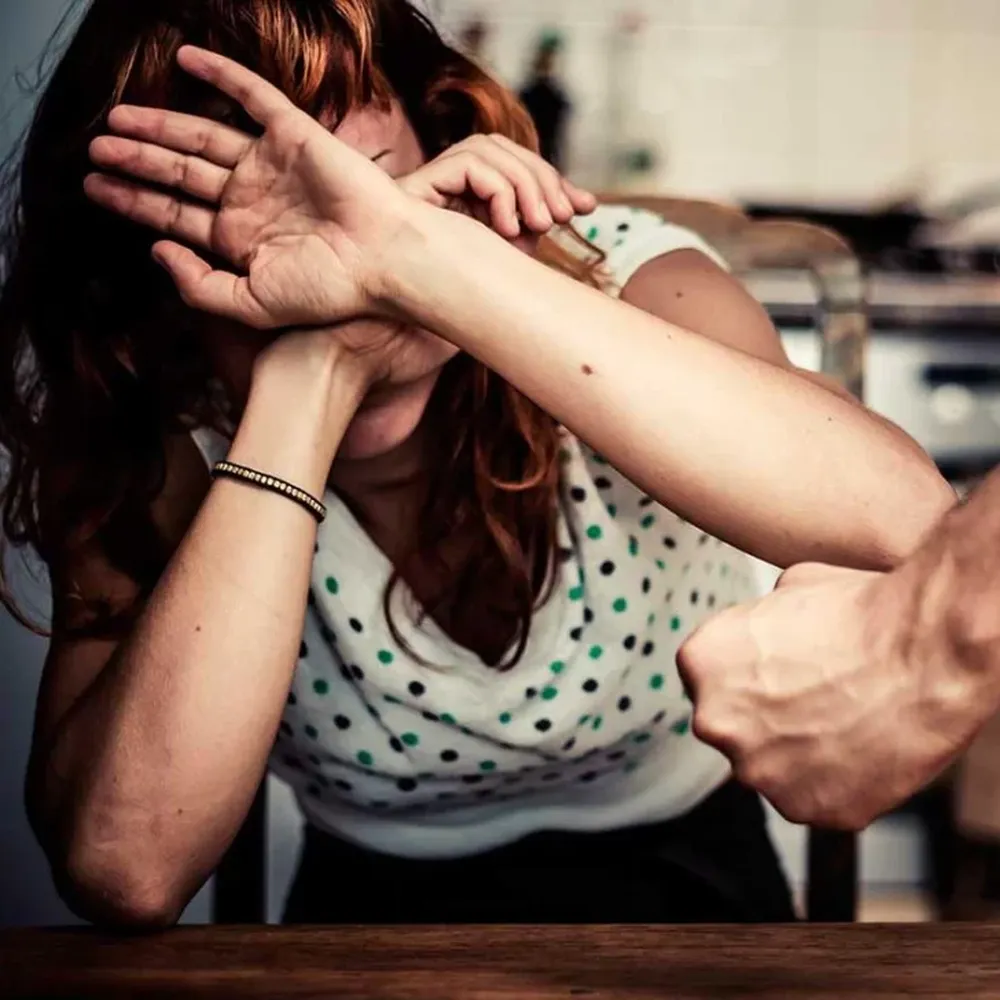 Su pareja, dormida, dijo que lo engañaba y la terminó lesionando de un golpe