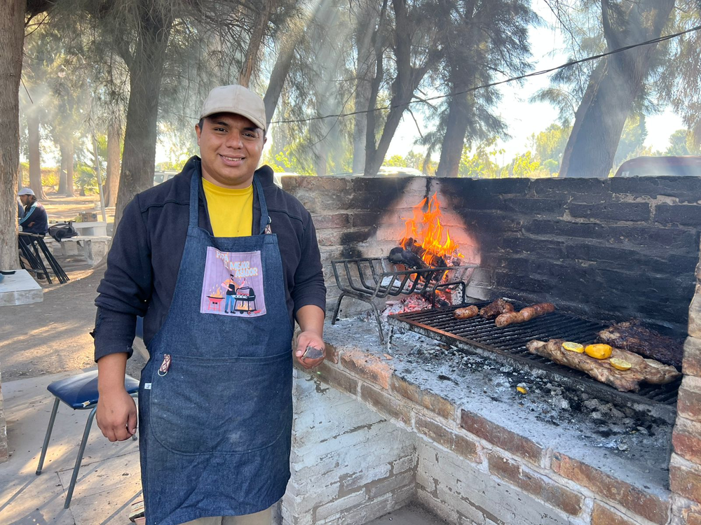 Entre humo y brasas, Agustín Arce coordina hasta seis parrillas al mismo tiempo en el “Bosquecito” de Adepu. &nbsp;