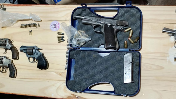 La Policía secuestró armas de fuego y vehículos que estarían implicados en el ataque.
