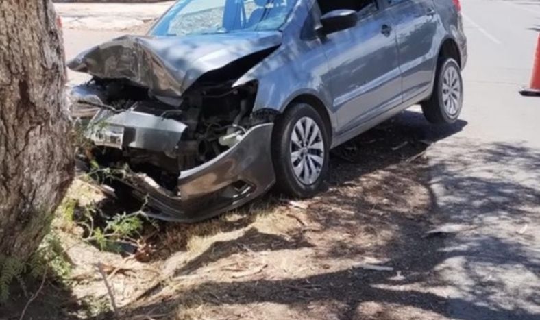 Impactante choque: una mujer perdió el control de su auto, se incrustó contra un árbol y sólo sufrió golpes