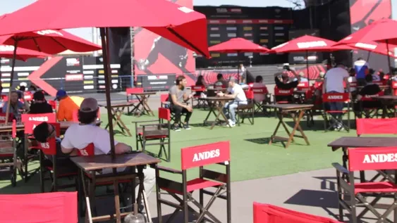 El paddock, el reducto para los fans que se codean con los pilotos