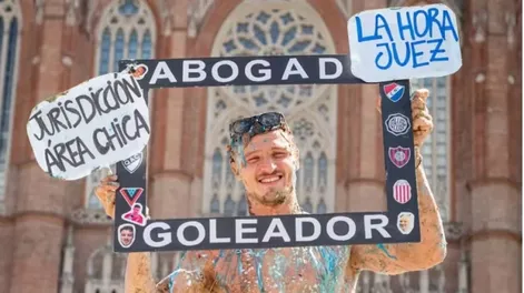 Es goleador de la Primera División y ahora se recibió como abogado titulo alternativo