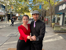 Sueño. Enoé Cortez y Brenda Costela bailan tango en la Peatonal sanjuanina para recaudar fondos y cumplir el sueño de participar en el Mundial de Tango, que se realizará en Buenos Aires.