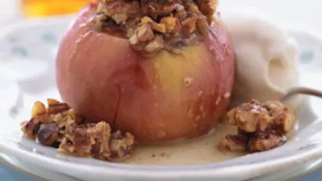 Manzanas rellenas con queso, un postre diferente