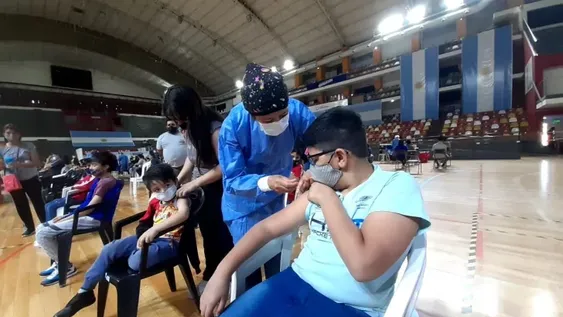 Entre la tranquilidad de los padres y los nervios de los niños, comenzó la vacunación anticovid