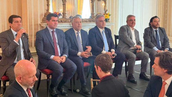 El gobernador Marcelo Orrego participó de un almuerzo estratégico en el Consejo de las Américas junto al ministro Luis Caputo y una amplia comitiva federal, para captar inversiones.