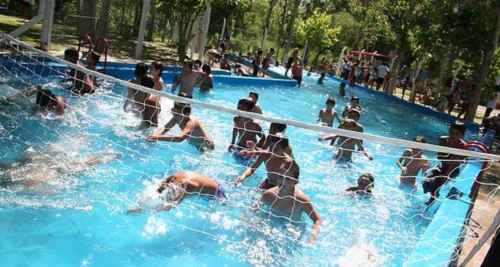 Las colonias de vacaciones llegan hasta con piletas de lona