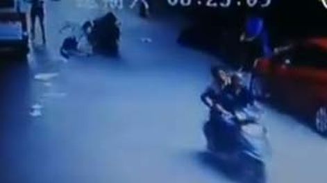 Se quiso suicidar, pero cayó sobre una moto y se salvó