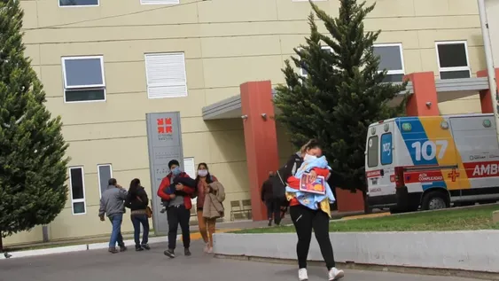 Un bebé cayó a una piscina y, con trabajos de reanimación, lograron salvarlo