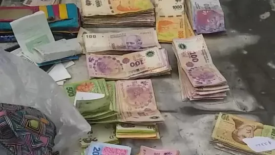 Cae una pareja con unos $160.000 y cocaína