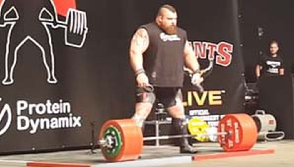 Video: levantó 500 kg y le explotaron venas de su cabeza