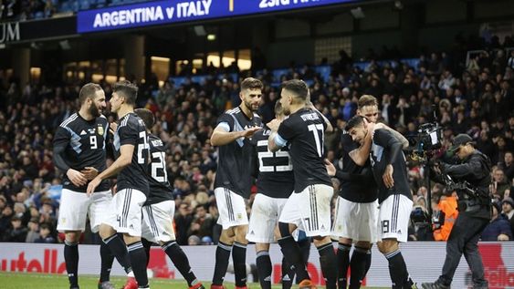 Sin Messi, Banega y Lanzini le dieron la victoria a Argentina sobre Italia