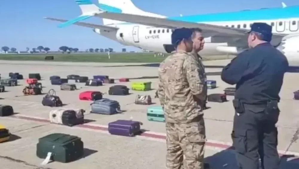 Detuvieron a una azafata de Aerolíneas: “Decile al capitancito que le pusimos tres bombas”