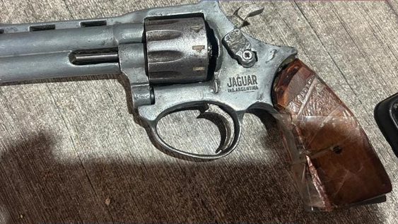 El arma secuestrada en los allanamientos por el robo a un remisero en Pocito. &nbsp;