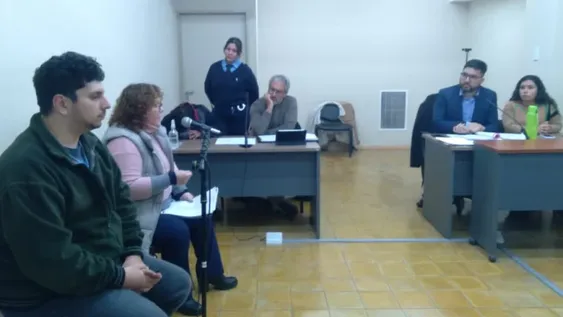 LA SOSPECHOSA (al fondo, agachada al lado de su defensor) fue declarada imputable a pesar de tener un 35 de coeficiente intelectual. Su Defensa impugnará porque considera no es así.