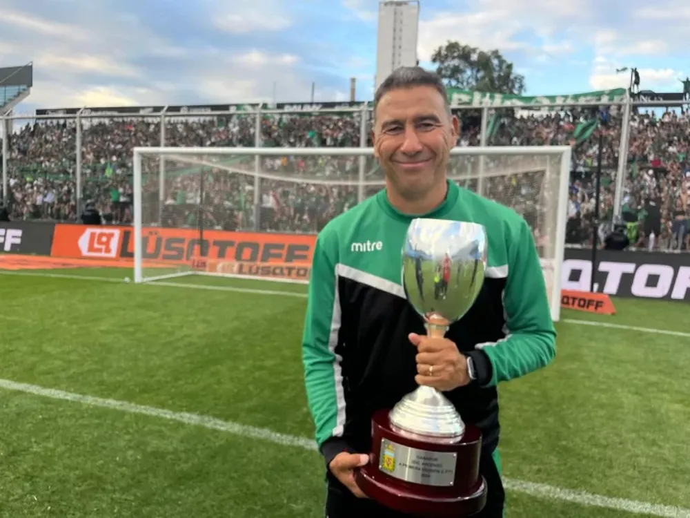 Raúl Antuña, al borde de las lágrimas: “El esfuerzo fue tremendo y todo el equipo merece este logro”