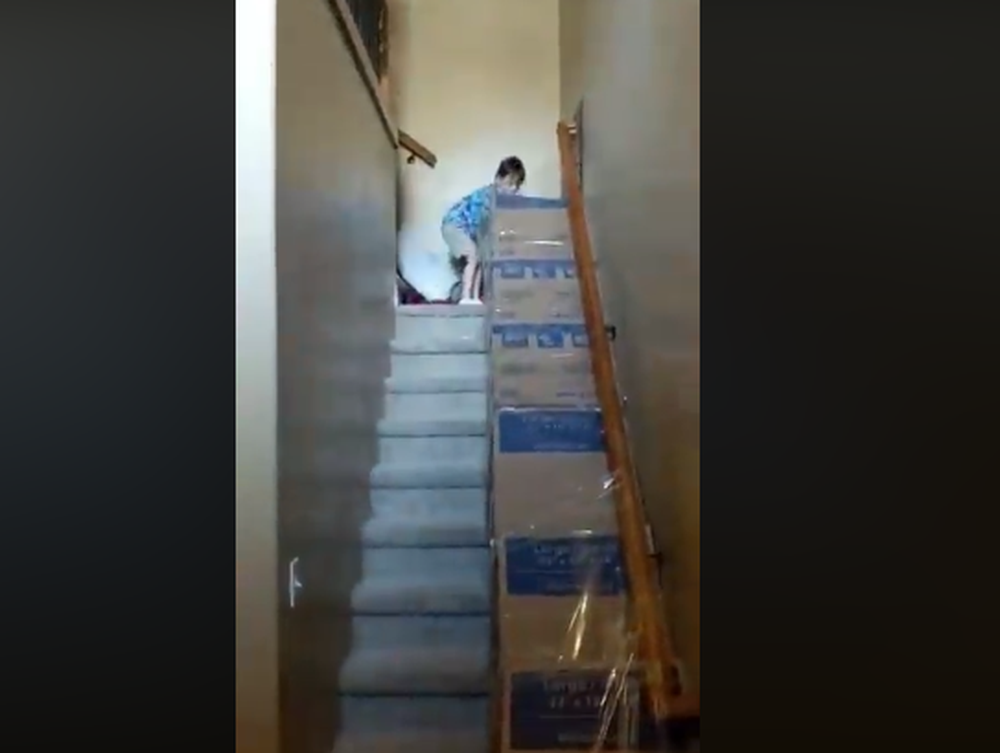 Construyó un tobogán de cartón para que sus hijos no salgan de casa en cuarentena