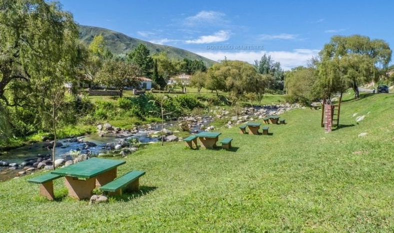 Hallan el cuerpo de un hombre a la orilla de un río: ¿se cayó o lo tiraron barranca abajo?