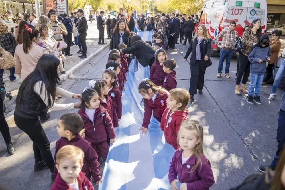 Este año, alumnos de 42 escuelas de todos los niveles participarán del desfile por el Día de la Patria.