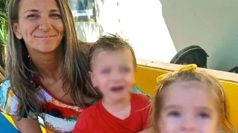 Hallaron muertos adentro de un auto a una mujer y sus dos hijos gemelos de 3 años