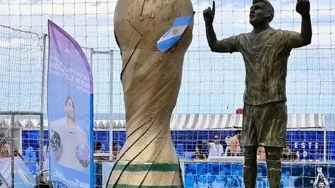 Inauguran la primera estatua de Messi como campeón del mundo