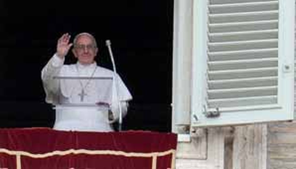Francisco rezó ante una multitud en la plaza San Pedro