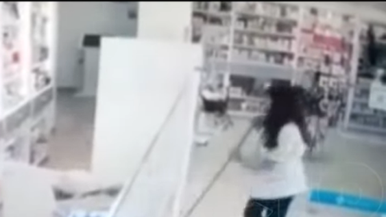 Intentó asaltar una farmacia y la empleada se defendió con el palo del secador de piso