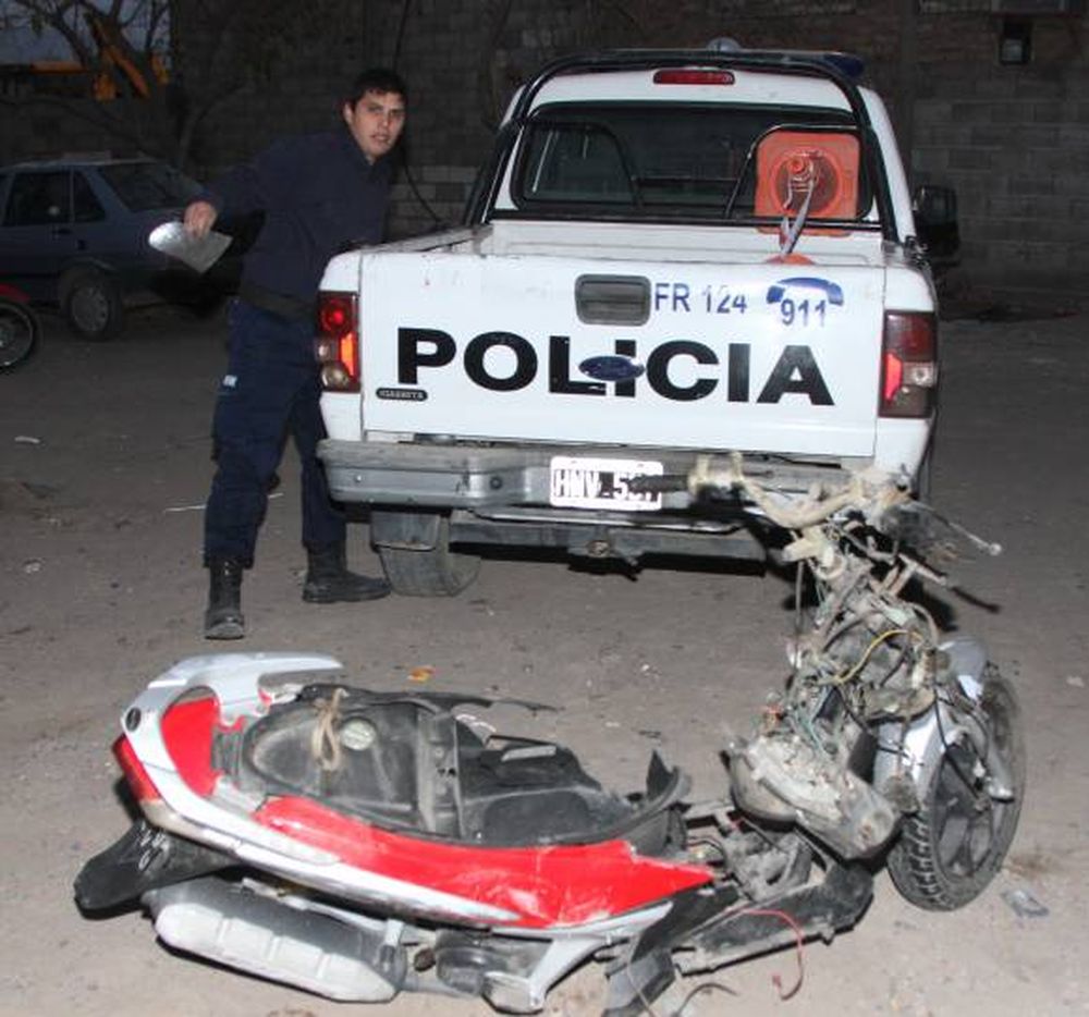 Una mujer en auto atropelló y mató a una motociclista