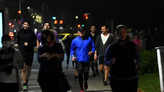 Miles de porteños llenaron plazas y parques en el primer día de permiso para hacer actividad física