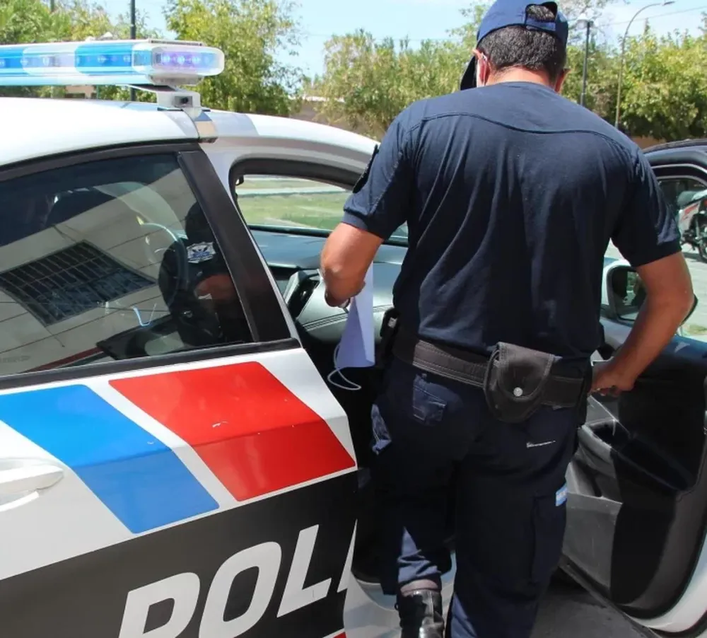 Amenazó con un cuchillo para robar un celular y lo atraparon gracias a los vecinos