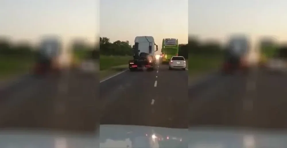 Filmaron las imprudentes maniobras de un camionero que casi provoca una tragedia