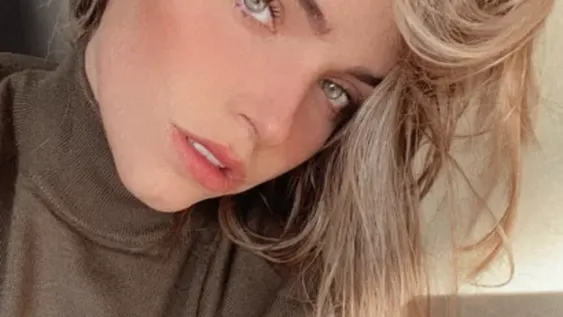 La muy sexy aparición de Minnie West en la serie de Luis Miguel