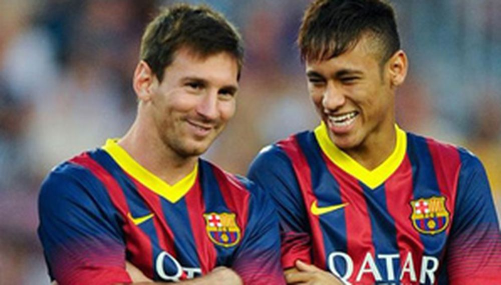 Neymar rendido a los pies de Messi