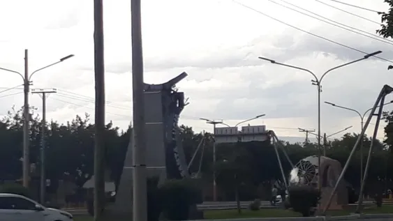 Versiones cruzadas en Santa Lucía: ¿El globo terráqueo se cayó por el viento o lo bajaron?