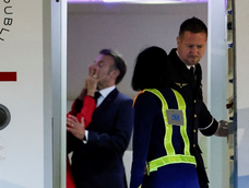 Brigitte y Emmanuel Macron y un manotazo en cámara. Brigitte y Emmanuel Macron y un manotazo en cámara.