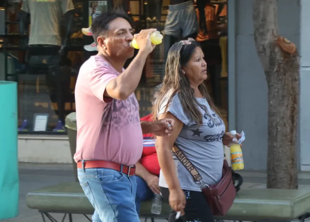 A cuidarse. Los especialistas recomiendan hidratarse constantemente, usar ropa clara y no hacer ejercicio durante la siesta.