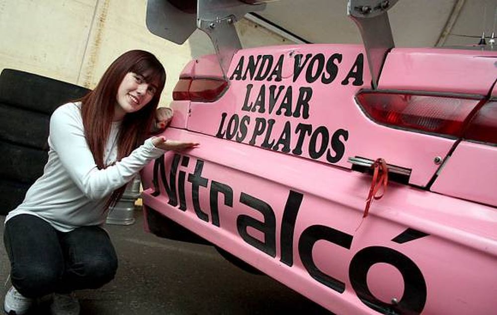 Toque femenino entre varones