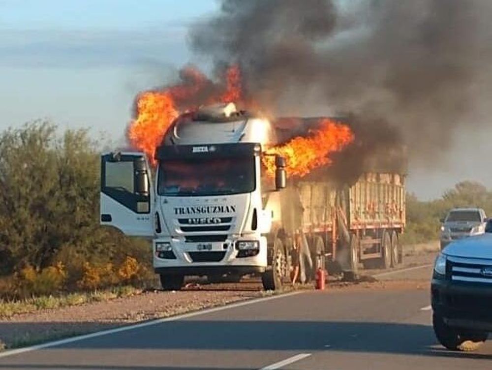 Viajaba con fruta hacia la feria de Rawson y el camión se incendió