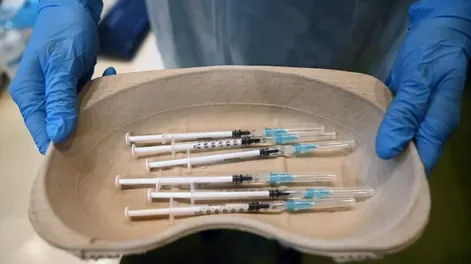 Le pagaban para vacunarse contra el coronavirus en nombre de otros
