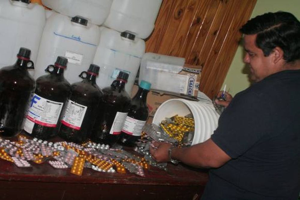 Abandonaron medicamentos en una casa y todo es muy raro