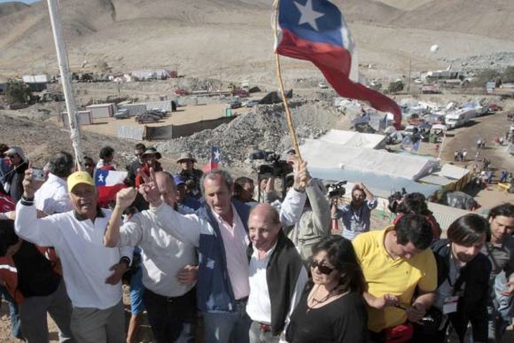 Un emotivo contacto en Chile con los 33 mineros