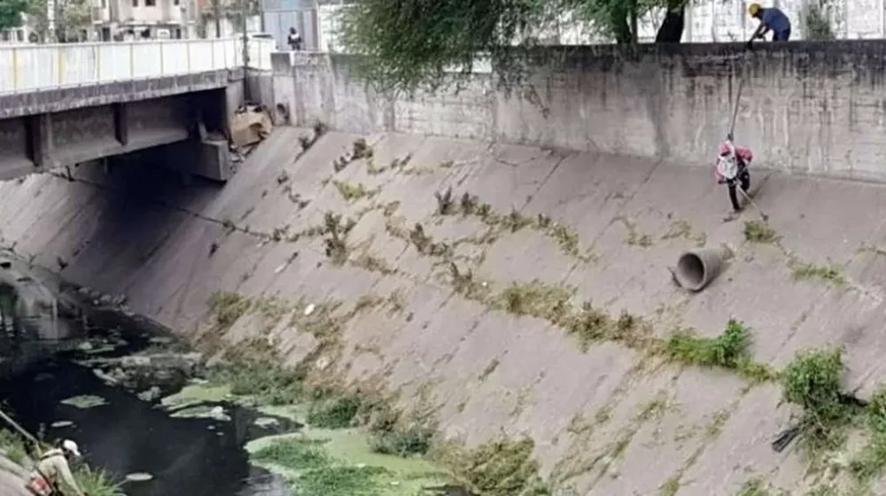 Escucharon gritos en un canal, bajaron desesperados y hallaron a 3 jóvenes en plena orgía