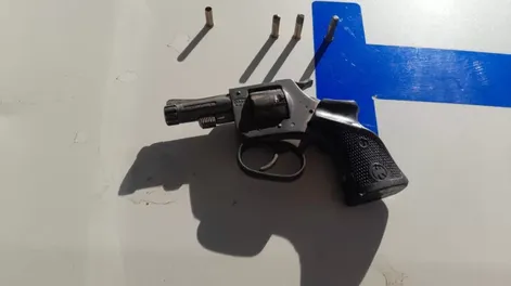 Dos detenidos, entre ellos un menor, por golpear y amenazar con un arma a una vecina