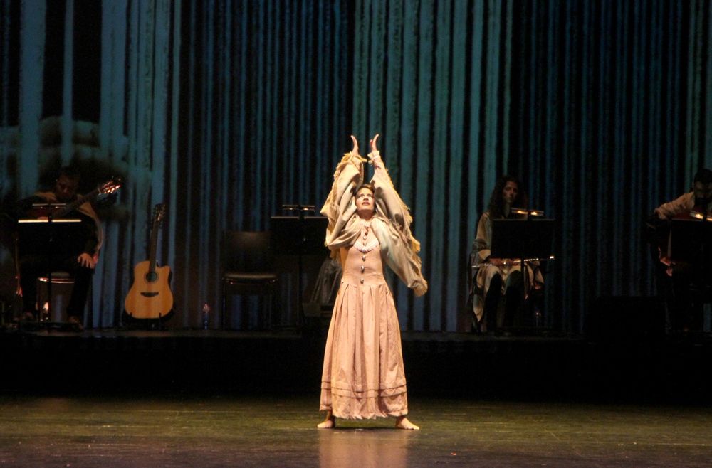 &nbsp;Gala Patria: "Hilos de Revoluci&oacute;n".