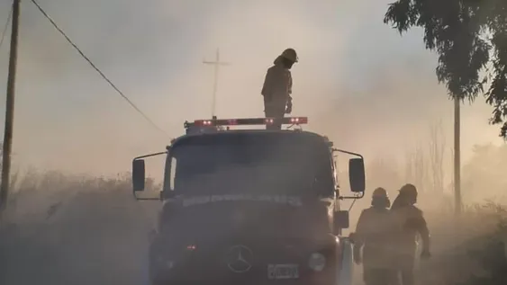 Una conexión clandestina generó un incendio que destruyó dos viviendas precarias