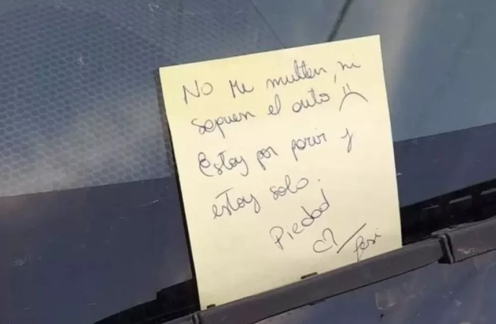 “No me multen, estoy por parir y estoy sola”: el cartel que sorprendió en un parabrisas