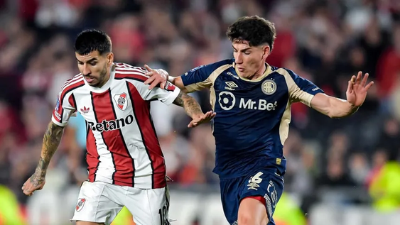 Francisco Álvarez, en la última visita de Argentinos a River, marcando a Ángel Correa (Marcelo Endelli/Getty Images)